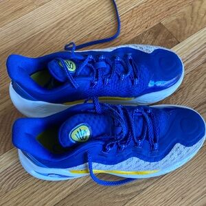 Good condition Curry Basketball sneakers.